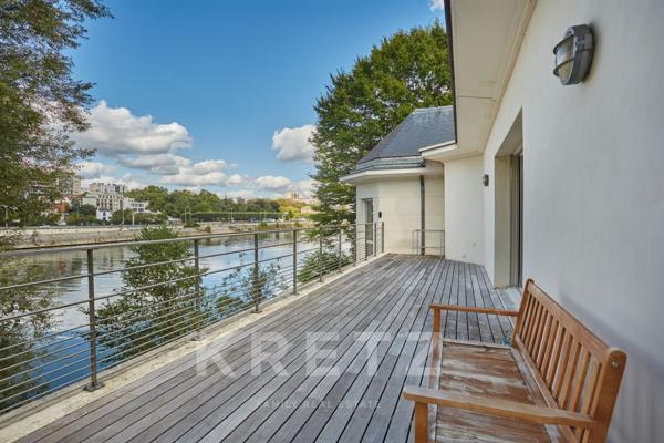 Maison d'architecte avec grand jardin et piscine en bord de Seine
