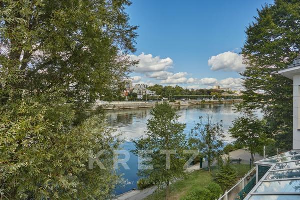 Maison d'architecte avec grand jardin et piscine en bord de Seine