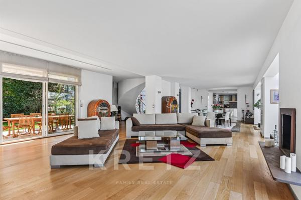 Maison d'architecte avec grand jardin et piscine en bord de Seine