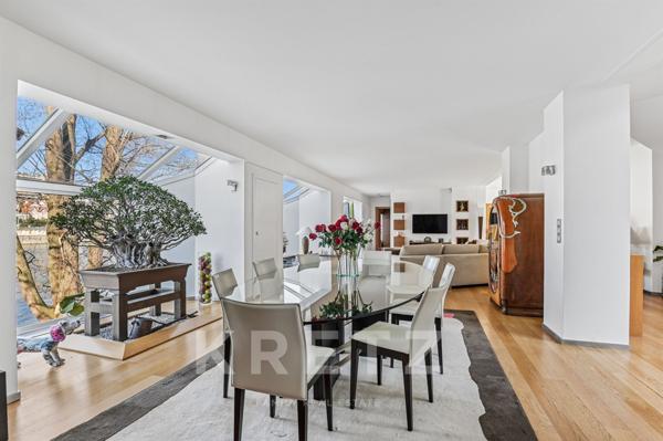 Maison d'architecte avec grand jardin et piscine en bord de Seine