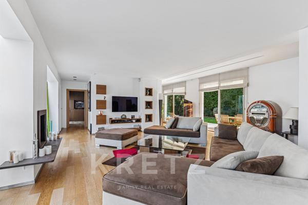 Maison d'architecte avec grand jardin et piscine en bord de Seine