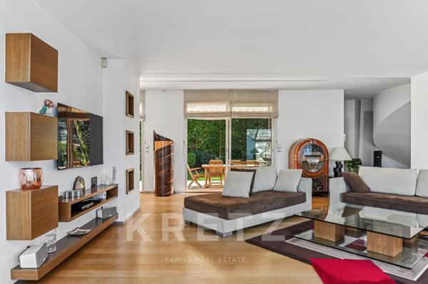 Maison d'architecte avec grand jardin et piscine en bord de Seine