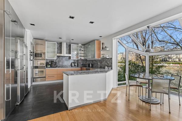 Maison d'architecte avec grand jardin et piscine en bord de Seine