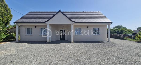 À seulement quelques minutes des commerces et des services, venez découvrir cette superbe maison contemporaine de plain-pied, construite en 2025, alliant modernité, confort et performance énergétique.

Dès l'entrée, vous serez séduits par sa magnifique pièce de vie de plus de **60 m²**, baignée de lumière grâce à ses trois grandes baies vitrées ouvrant sur la terrasse et le jardin. Cet espace convivial accueille un salon chaleureux, une salle à manger et une belle cuisine ouverte entièrement équipée, installée en 2025.

L'espace nuit, parfaitement séparé, comprend trois belles chambres, une salle d'eau contemporaine, un WC indépendant ainsi qu'une buanderie pratique avec accès aux combles.

Pensée pour offrir un confort optimal au quotidien, cette maison bénéficie d'équipements de qualité : pompe à chaleur, climatisation réversible, menuiseries PVC double vitrage, volets roulants électriques dans la pièce de vie, excellente isolation, garantissant des consommations maîtrisées.

À l'extérieur, vous profiterez d'un agréable terrain clos de 1 210 m², idéal pour les enfants, les animaux ou l'aménagement d'un espace détente. La terrasse constitue un véritable prolongement de la pièce de vie pour partager de beaux moments en famille ou entre amis. Plusieurs véhicules peuvent être stationnés devant la maison.

Les atouts du bien:

* Maison individuelle de plain-pied construite en 2025
* Environ 130 m² habitables
* Grande pièce de vie de plus de 60 m²
* Cuisine équipée récente (2025)
* Trois chambres
* Pompe à chaleur et climatisation réversible
* Terrain clos de 1 210 m²
* Terrasse avec accès direct depuis les pièces de vie
* Quartier calme et résidentiel
* Aucun travaux à prévoir

Une maison récente, lumineuse et parfaitement entretenue, offrant un cadre de vie agréable et des prestations recherchées. Il ne vous reste plus qu'à poser vos valises.

Contactez-moi dès aujourd'hui pour organiser une visite et découvrir tout le potentiel de cette belle propriété.