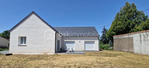 À seulement quelques minutes des commerces et des services, venez découvrir cette superbe maison contemporaine de plain-pied, construite en 2025, alliant modernité, confort et performance énergétique.

Dès l'entrée, vous serez séduits par sa magnifique pièce de vie de plus de **60 m²**, baignée de lumière grâce à ses trois grandes baies vitrées ouvrant sur la terrasse et le jardin. Cet espace convivial accueille un salon chaleureux, une salle à manger et une belle cuisine ouverte entièrement équipée, installée en 2025.

L'espace nuit, parfaitement séparé, comprend trois belles chambres, une salle d'eau contemporaine, un WC indépendant ainsi qu'une buanderie pratique avec accès aux combles.

Pensée pour offrir un confort optimal au quotidien, cette maison bénéficie d'équipements de qualité : pompe à chaleur, climatisation réversible, menuiseries PVC double vitrage, volets roulants électriques dans la pièce de vie, excellente isolation, garantissant des consommations maîtrisées.

À l'extérieur, vous profiterez d'un agréable terrain clos de 1 210 m², idéal pour les enfants, les animaux ou l'aménagement d'un espace détente. La terrasse constitue un véritable prolongement de la pièce de vie pour partager de beaux moments en famille ou entre amis. Plusieurs véhicules peuvent être stationnés devant la maison.

Les atouts du bien:

* Maison individuelle de plain-pied construite en 2025
* Environ 130 m² habitables
* Grande pièce de vie de plus de 60 m²
* Cuisine équipée récente (2025)
* Trois chambres
* Pompe à chaleur et climatisation réversible
* Terrain clos de 1 210 m²
* Terrasse avec accès direct depuis les pièces de vie
* Quartier calme et résidentiel
* Aucun travaux à prévoir

Une maison récente, lumineuse et parfaitement entretenue, offrant un cadre de vie agréable et des prestations recherchées. Il ne vous reste plus qu'à poser vos valises.

Contactez-moi dès aujourd'hui pour organiser une visite et découvrir tout le potentiel de cette belle propriété.