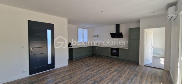 À seulement quelques minutes des commerces et des services, venez découvrir cette superbe maison contemporaine de plain-pied, construite en 2025, alliant modernité, confort et performance énergétique.

Dès l'entrée, vous serez séduits par sa magnifique pièce de vie de plus de **60 m²**, baignée de lumière grâce à ses trois grandes baies vitrées ouvrant sur la terrasse et le jardin. Cet espace convivial accueille un salon chaleureux, une salle à manger et une belle cuisine ouverte entièrement équipée, installée en 2025.

L'espace nuit, parfaitement séparé, comprend trois belles chambres, une salle d'eau contemporaine, un WC indépendant ainsi qu'une buanderie pratique avec accès aux combles.

Pensée pour offrir un confort optimal au quotidien, cette maison bénéficie d'équipements de qualité : pompe à chaleur, climatisation réversible, menuiseries PVC double vitrage, volets roulants électriques dans la pièce de vie, excellente isolation, garantissant des consommations maîtrisées.

À l'extérieur, vous profiterez d'un agréable terrain clos de 1 210 m², idéal pour les enfants, les animaux ou l'aménagement d'un espace détente. La terrasse constitue un véritable prolongement de la pièce de vie pour partager de beaux moments en famille ou entre amis. Plusieurs véhicules peuvent être stationnés devant la maison.

Les atouts du bien:

* Maison individuelle de plain-pied construite en 2025
* Environ 130 m² habitables
* Grande pièce de vie de plus de 60 m²
* Cuisine équipée récente (2025)
* Trois chambres
* Pompe à chaleur et climatisation réversible
* Terrain clos de 1 210 m²
* Terrasse avec accès direct depuis les pièces de vie
* Quartier calme et résidentiel
* Aucun travaux à prévoir

Une maison récente, lumineuse et parfaitement entretenue, offrant un cadre de vie agréable et des prestations recherchées. Il ne vous reste plus qu'à poser vos valises.

Contactez-moi dès aujourd'hui pour organiser une visite et découvrir tout le potentiel de cette belle propriété.