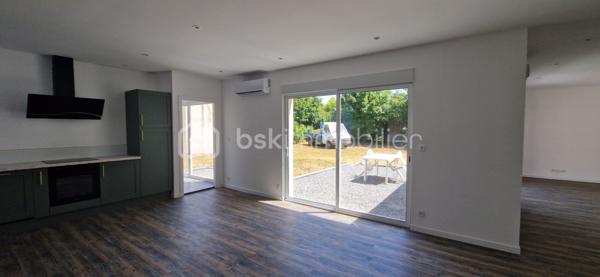 À seulement quelques minutes des commerces et des services, venez découvrir cette superbe maison contemporaine de plain-pied, construite en 2025, alliant modernité, confort et performance énergétique.

Dès l'entrée, vous serez séduits par sa magnifique pièce de vie de plus de **60 m²**, baignée de lumière grâce à ses trois grandes baies vitrées ouvrant sur la terrasse et le jardin. Cet espace convivial accueille un salon chaleureux, une salle à manger et une belle cuisine ouverte entièrement équipée, installée en 2025.

L'espace nuit, parfaitement séparé, comprend trois belles chambres, une salle d'eau contemporaine, un WC indépendant ainsi qu'une buanderie pratique avec accès aux combles.

Pensée pour offrir un confort optimal au quotidien, cette maison bénéficie d'équipements de qualité : pompe à chaleur, climatisation réversible, menuiseries PVC double vitrage, volets roulants électriques dans la pièce de vie, excellente isolation, garantissant des consommations maîtrisées.

À l'extérieur, vous profiterez d'un agréable terrain clos de 1 210 m², idéal pour les enfants, les animaux ou l'aménagement d'un espace détente. La terrasse constitue un véritable prolongement de la pièce de vie pour partager de beaux moments en famille ou entre amis. Plusieurs véhicules peuvent être stationnés devant la maison.

Les atouts du bien:

* Maison individuelle de plain-pied construite en 2025
* Environ 130 m² habitables
* Grande pièce de vie de plus de 60 m²
* Cuisine équipée récente (2025)
* Trois chambres
* Pompe à chaleur et climatisation réversible
* Terrain clos de 1 210 m²
* Terrasse avec accès direct depuis les pièces de vie
* Quartier calme et résidentiel
* Aucun travaux à prévoir

Une maison récente, lumineuse et parfaitement entretenue, offrant un cadre de vie agréable et des prestations recherchées. Il ne vous reste plus qu'à poser vos valises.

Contactez-moi dès aujourd'hui pour organiser une visite et découvrir tout le potentiel de cette belle propriété.