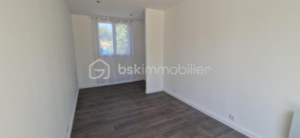 À seulement quelques minutes des commerces et des services, venez découvrir cette superbe maison contemporaine de plain-pied, construite en 2025, alliant modernité, confort et performance énergétique.

Dès l'entrée, vous serez séduits par sa magnifique pièce de vie de plus de **60 m²**, baignée de lumière grâce à ses trois grandes baies vitrées ouvrant sur la terrasse et le jardin. Cet espace convivial accueille un salon chaleureux, une salle à manger et une belle cuisine ouverte entièrement équipée, installée en 2025.

L'espace nuit, parfaitement séparé, comprend trois belles chambres, une salle d'eau contemporaine, un WC indépendant ainsi qu'une buanderie pratique avec accès aux combles.

Pensée pour offrir un confort optimal au quotidien, cette maison bénéficie d'équipements de qualité : pompe à chaleur, climatisation réversible, menuiseries PVC double vitrage, volets roulants électriques dans la pièce de vie, excellente isolation, garantissant des consommations maîtrisées.

À l'extérieur, vous profiterez d'un agréable terrain clos de 1 210 m², idéal pour les enfants, les animaux ou l'aménagement d'un espace détente. La terrasse constitue un véritable prolongement de la pièce de vie pour partager de beaux moments en famille ou entre amis. Plusieurs véhicules peuvent être stationnés devant la maison.

Les atouts du bien:

* Maison individuelle de plain-pied construite en 2025
* Environ 130 m² habitables
* Grande pièce de vie de plus de 60 m²
* Cuisine équipée récente (2025)
* Trois chambres
* Pompe à chaleur et climatisation réversible
* Terrain clos de 1 210 m²
* Terrasse avec accès direct depuis les pièces de vie
* Quartier calme et résidentiel
* Aucun travaux à prévoir

Une maison récente, lumineuse et parfaitement entretenue, offrant un cadre de vie agréable et des prestations recherchées. Il ne vous reste plus qu'à poser vos valises.

Contactez-moi dès aujourd'hui pour organiser une visite et découvrir tout le potentiel de cette belle propriété.