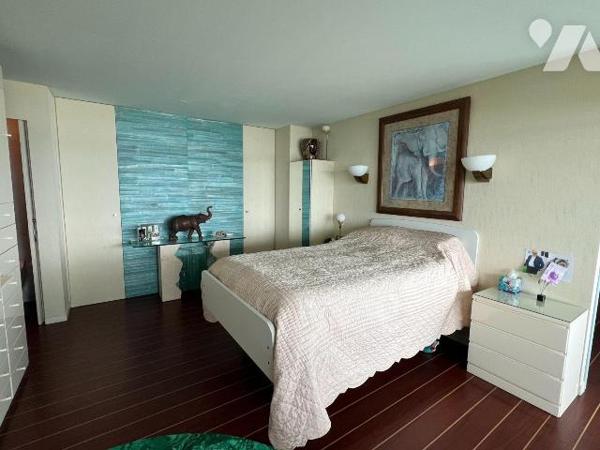 A ARCACHON - GIRONDE (33)
Superbe DUPLEX en 1ère ligne dans résidence de standing avec doubles...