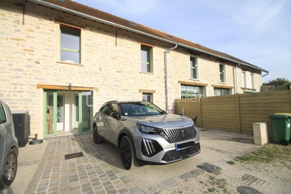Sur la commune de Vayres-sur-Essonne - À 8 minutes de La Ferté-Alais

~ Vous serez séduit par cette maison mitoyenne, présentant le charme de l'ancien ainsi que la modernité ~
Entièrement rénovée, vous n'aurez aucun travaux à prévoir.

Maison en copropriété SANS CHARGE
Au rez-de-chaussée : Un sas, une entrée avec des rangements, un séjour, une cuisine aménagée, équipée, ouverte avec un îlot central et un WC avec lave-mains.

A l'étage : une chambre lumineuse, une salle d'eau, un WC séparé et une pièce de 11m² pouvant servir de dressing, salle de jeux ou bureau.

Au dernier niveau : Une grande chambre de 35m² surface au sol.

En extérieur, une place de stationnement privée ainsi qu'un coin terrasse en pavée.

Informations complémentaires : beaux matériaux - huisseries en double vitrage - chauffage électrique - toiture neuve - électricité refaite à neuf - plancher béton - petite copropriété 'sans charge' au calme - isolation faite.

Pour plus d'informations et/ou convenir d'une visite, je suis joignable 7 jours sur 7.