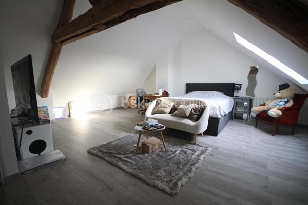 Sur la commune de Vayres-sur-Essonne - À 8 minutes de La Ferté-Alais

~ Vous serez séduit par cette maison mitoyenne, présentant le charme de l'ancien ainsi que la modernité ~
Entièrement rénovée, vous n'aurez aucun travaux à prévoir.

Maison en copropriété SANS CHARGE
Au rez-de-chaussée : Un sas, une entrée avec des rangements, un séjour, une cuisine aménagée, équipée, ouverte avec un îlot central et un WC avec lave-mains.

A l'étage : une chambre lumineuse, une salle d'eau, un WC séparé et une pièce de 11m² pouvant servir de dressing, salle de jeux ou bureau.

Au dernier niveau : Une grande chambre de 35m² surface au sol.

En extérieur, une place de stationnement privée ainsi qu'un coin terrasse en pavée.

Informations complémentaires : beaux matériaux - huisseries en double vitrage - chauffage électrique - toiture neuve - électricité refaite à neuf - plancher béton - petite copropriété 'sans charge' au calme - isolation faite.

Pour plus d'informations et/ou convenir d'une visite, je suis joignable 7 jours sur 7.