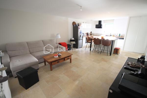 Sur la commune de Vayres-sur-Essonne - À 8 minutes de La Ferté-Alais

~ Vous serez séduit par cette maison mitoyenne, présentant le charme de l'ancien ainsi que la modernité ~
Entièrement rénovée, vous n'aurez aucun travaux à prévoir.

Maison en copropriété SANS CHARGE
Au rez-de-chaussée : Un sas, une entrée avec des rangements, un séjour, une cuisine aménagée, équipée, ouverte avec un îlot central et un WC avec lave-mains.

A l'étage : une chambre lumineuse, une salle d'eau, un WC séparé et une pièce de 11m² pouvant servir de dressing, salle de jeux ou bureau.

Au dernier niveau : Une grande chambre de 35m² surface au sol.

En extérieur, une place de stationnement privée ainsi qu'un coin terrasse en pavée.

Informations complémentaires : beaux matériaux - huisseries en double vitrage - chauffage électrique - toiture neuve - électricité refaite à neuf - plancher béton - petite copropriété 'sans charge' au calme - isolation faite.

Pour plus d'informations et/ou convenir d'une visite, je suis joignable 7 jours sur 7.
