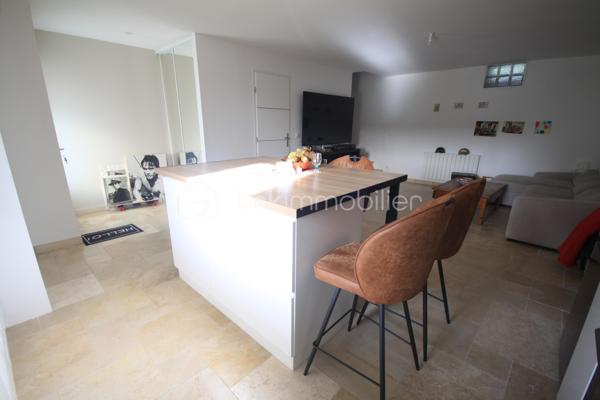 Sur la commune de Vayres-sur-Essonne - À 8 minutes de La Ferté-Alais

~ Vous serez séduit par cette maison mitoyenne, présentant le charme de l'ancien ainsi que la modernité ~
Entièrement rénovée, vous n'aurez aucun travaux à prévoir.

Maison en copropriété SANS CHARGE
Au rez-de-chaussée : Un sas, une entrée avec des rangements, un séjour, une cuisine aménagée, équipée, ouverte avec un îlot central et un WC avec lave-mains.

A l'étage : une chambre lumineuse, une salle d'eau, un WC séparé et une pièce de 11m² pouvant servir de dressing, salle de jeux ou bureau.

Au dernier niveau : Une grande chambre de 35m² surface au sol.

En extérieur, une place de stationnement privée ainsi qu'un coin terrasse en pavée.

Informations complémentaires : beaux matériaux - huisseries en double vitrage - chauffage électrique - toiture neuve - électricité refaite à neuf - plancher béton - petite copropriété 'sans charge' au calme - isolation faite.

Pour plus d'informations et/ou convenir d'une visite, je suis joignable 7 jours sur 7.