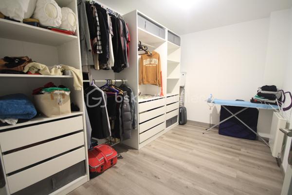 Sur la commune de Vayres-sur-Essonne - À 8 minutes de La Ferté-Alais

~ Vous serez séduit par cette maison mitoyenne, présentant le charme de l'ancien ainsi que la modernité ~
Entièrement rénovée, vous n'aurez aucun travaux à prévoir.

Maison en copropriété SANS CHARGE
Au rez-de-chaussée : Un sas, une entrée avec des rangements, un séjour, une cuisine aménagée, équipée, ouverte avec un îlot central et un WC avec lave-mains.

A l'étage : une chambre lumineuse, une salle d'eau, un WC séparé et une pièce de 11m² pouvant servir de dressing, salle de jeux ou bureau.

Au dernier niveau : Une grande chambre de 35m² surface au sol.

En extérieur, une place de stationnement privée ainsi qu'un coin terrasse en pavée.

Informations complémentaires : beaux matériaux - huisseries en double vitrage - chauffage électrique - toiture neuve - électricité refaite à neuf - plancher béton - petite copropriété 'sans charge' au calme - isolation faite.

Pour plus d'informations et/ou convenir d'une visite, je suis joignable 7 jours sur 7.