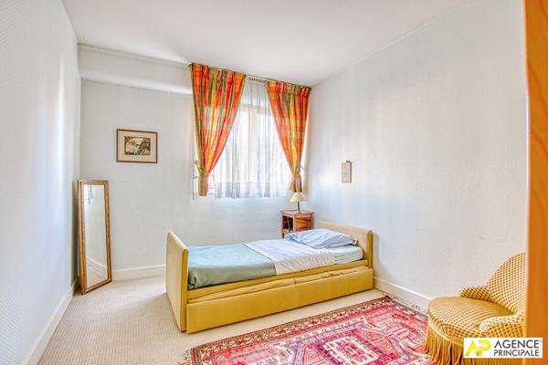 Versailles Rive-Droite Appartement 6 pièces 127.52 m² carrez situé au 1er étage avec ascenseur, terrasse, cave et double box 880 000 € **  - Référence  28339