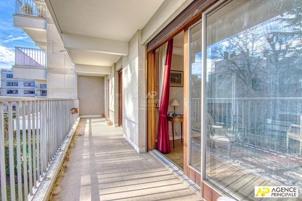 Versailles Rive-Droite Appartement 6 pièces 127.52 m² carrez situé au 1er étage avec ascenseur, terrasse, cave et double box 880 000 € **  - Référence  28339
