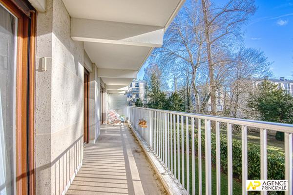 Versailles Rive-Droite Appartement 6 pièces 127.52 m² carrez situé au 1er étage avec ascenseur, terrasse, cave et double box 880 000 € **  - Référence  28339