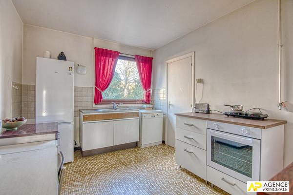 Versailles Rive-Droite Appartement 6 pièces 127.52 m² carrez situé au 1er étage avec ascenseur, terrasse, cave et double box 880 000 € **  - Référence  28339