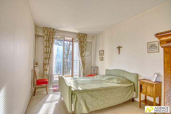 Versailles Rive-Droite Appartement 6 pièces 127.52 m² carrez situé au 1er étage avec ascenseur, terrasse, cave et double box 880 000 € **  - Référence  28339