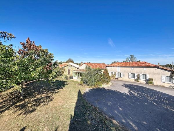 Situé à Bressuire, à seulement 5 minutes à pied de la Coulée Verte, cet ensemble immobilier entièrement rénové offre un cadre idéal pour une maison familiale ou un projet d’activité touristique.

La maison principale se compose d’une entrée donnant sur une agréable pièce de vie, comprenant une cuisine aménagée et équipée ouverte sur le salon, agrémenté d’un insert à bois. Celui-ci donne accès à une salle à manger installée sous une véranda, offrant une belle vue sur le jardin.

La partie nuit comprend quatre chambres, deux salles d’eau et des WC indépendants.

Un logement attenant, bénéficiant d’un accès indépendant, complète cette propriété. Il se compose d’une cuisine ouverte sur le séjour, d’une chambre, d’une salle d’eau avec WC et d’une buanderie. Cet espace peut notamment convenir à un hébergement touristique ou accueillir des proches.

La propriété dispose également de plusieurs dépendances en pierre, implantées sur un terrain paysagé et clôturé, agrémenté d’une piscine couverte.