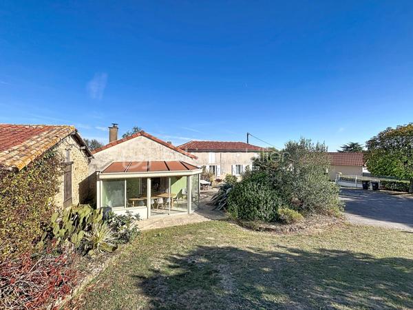 Situé à Bressuire, à seulement 5 minutes à pied de la Coulée Verte, cet ensemble immobilier entièrement rénové offre un cadre idéal pour une maison familiale ou un projet d’activité touristique.

La maison principale se compose d’une entrée donnant sur une agréable pièce de vie, comprenant une cuisine aménagée et équipée ouverte sur le salon, agrémenté d’un insert à bois. Celui-ci donne accès à une salle à manger installée sous une véranda, offrant une belle vue sur le jardin.

La partie nuit comprend quatre chambres, deux salles d’eau et des WC indépendants.

Un logement attenant, bénéficiant d’un accès indépendant, complète cette propriété. Il se compose d’une cuisine ouverte sur le séjour, d’une chambre, d’une salle d’eau avec WC et d’une buanderie. Cet espace peut notamment convenir à un hébergement touristique ou accueillir des proches.

La propriété dispose également de plusieurs dépendances en pierre, implantées sur un terrain paysagé et clôturé, agrémenté d’une piscine couverte.