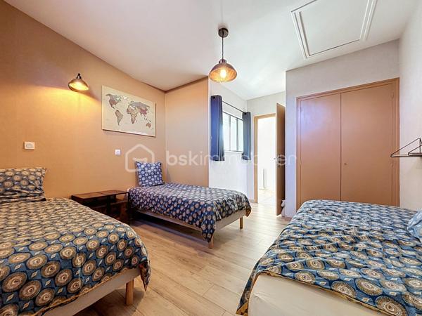 Situé à Bressuire, à seulement 5 minutes à pied de la Coulée Verte, cet ensemble immobilier entièrement rénové offre un cadre idéal pour une maison familiale ou un projet d’activité touristique.

La maison principale se compose d’une entrée donnant sur une agréable pièce de vie, comprenant une cuisine aménagée et équipée ouverte sur le salon, agrémenté d’un insert à bois. Celui-ci donne accès à une salle à manger installée sous une véranda, offrant une belle vue sur le jardin.

La partie nuit comprend quatre chambres, deux salles d’eau et des WC indépendants.

Un logement attenant, bénéficiant d’un accès indépendant, complète cette propriété. Il se compose d’une cuisine ouverte sur le séjour, d’une chambre, d’une salle d’eau avec WC et d’une buanderie. Cet espace peut notamment convenir à un hébergement touristique ou accueillir des proches.

La propriété dispose également de plusieurs dépendances en pierre, implantées sur un terrain paysagé et clôturé, agrémenté d’une piscine couverte.