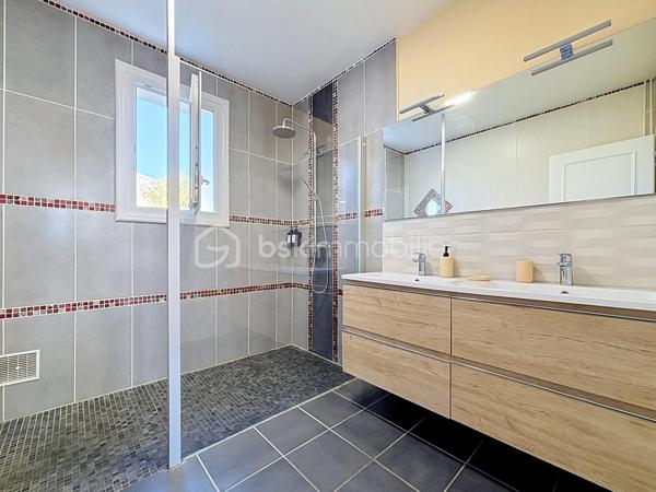 Situé à Bressuire, à seulement 5 minutes à pied de la Coulée Verte, cet ensemble immobilier entièrement rénové offre un cadre idéal pour une maison familiale ou un projet d’activité touristique.

La maison principale se compose d’une entrée donnant sur une agréable pièce de vie, comprenant une cuisine aménagée et équipée ouverte sur le salon, agrémenté d’un insert à bois. Celui-ci donne accès à une salle à manger installée sous une véranda, offrant une belle vue sur le jardin.

La partie nuit comprend quatre chambres, deux salles d’eau et des WC indépendants.

Un logement attenant, bénéficiant d’un accès indépendant, complète cette propriété. Il se compose d’une cuisine ouverte sur le séjour, d’une chambre, d’une salle d’eau avec WC et d’une buanderie. Cet espace peut notamment convenir à un hébergement touristique ou accueillir des proches.

La propriété dispose également de plusieurs dépendances en pierre, implantées sur un terrain paysagé et clôturé, agrémenté d’une piscine couverte.