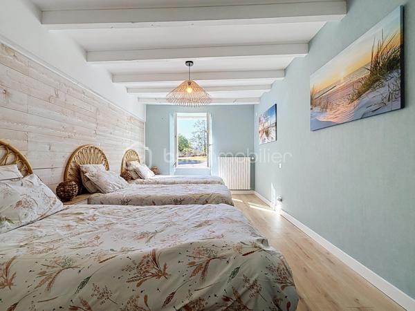 Situé à Bressuire, à seulement 5 minutes à pied de la Coulée Verte, cet ensemble immobilier entièrement rénové offre un cadre idéal pour une maison familiale ou un projet d’activité touristique.

La maison principale se compose d’une entrée donnant sur une agréable pièce de vie, comprenant une cuisine aménagée et équipée ouverte sur le salon, agrémenté d’un insert à bois. Celui-ci donne accès à une salle à manger installée sous une véranda, offrant une belle vue sur le jardin.

La partie nuit comprend quatre chambres, deux salles d’eau et des WC indépendants.

Un logement attenant, bénéficiant d’un accès indépendant, complète cette propriété. Il se compose d’une cuisine ouverte sur le séjour, d’une chambre, d’une salle d’eau avec WC et d’une buanderie. Cet espace peut notamment convenir à un hébergement touristique ou accueillir des proches.

La propriété dispose également de plusieurs dépendances en pierre, implantées sur un terrain paysagé et clôturé, agrémenté d’une piscine couverte.