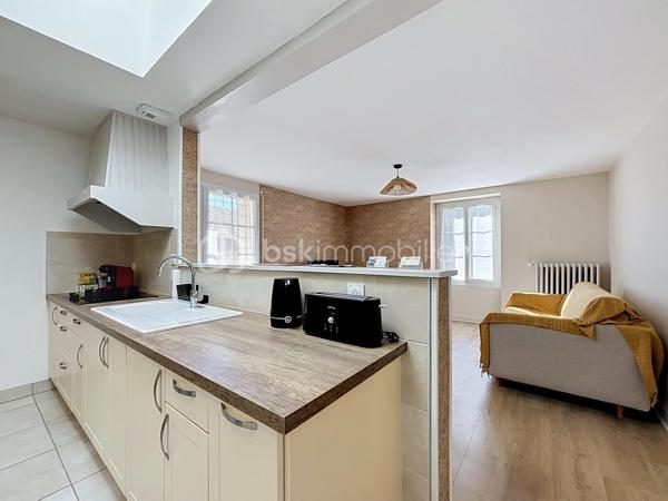 Situé à Bressuire, à seulement 5 minutes à pied de la Coulée Verte, cet ensemble immobilier entièrement rénové offre un cadre idéal pour une maison familiale ou un projet d’activité touristique.

La maison principale se compose d’une entrée donnant sur une agréable pièce de vie, comprenant une cuisine aménagée et équipée ouverte sur le salon, agrémenté d’un insert à bois. Celui-ci donne accès à une salle à manger installée sous une véranda, offrant une belle vue sur le jardin.

La partie nuit comprend quatre chambres, deux salles d’eau et des WC indépendants.

Un logement attenant, bénéficiant d’un accès indépendant, complète cette propriété. Il se compose d’une cuisine ouverte sur le séjour, d’une chambre, d’une salle d’eau avec WC et d’une buanderie. Cet espace peut notamment convenir à un hébergement touristique ou accueillir des proches.

La propriété dispose également de plusieurs dépendances en pierre, implantées sur un terrain paysagé et clôturé, agrémenté d’une piscine couverte.