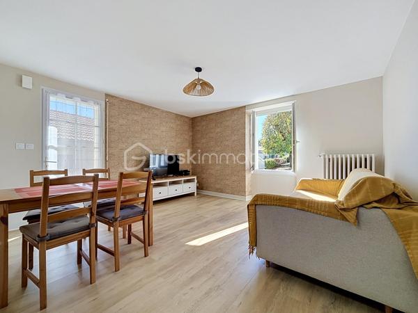 Situé à Bressuire, à seulement 5 minutes à pied de la Coulée Verte, cet ensemble immobilier entièrement rénové offre un cadre idéal pour une maison familiale ou un projet d’activité touristique.

La maison principale se compose d’une entrée donnant sur une agréable pièce de vie, comprenant une cuisine aménagée et équipée ouverte sur le salon, agrémenté d’un insert à bois. Celui-ci donne accès à une salle à manger installée sous une véranda, offrant une belle vue sur le jardin.

La partie nuit comprend quatre chambres, deux salles d’eau et des WC indépendants.

Un logement attenant, bénéficiant d’un accès indépendant, complète cette propriété. Il se compose d’une cuisine ouverte sur le séjour, d’une chambre, d’une salle d’eau avec WC et d’une buanderie. Cet espace peut notamment convenir à un hébergement touristique ou accueillir des proches.

La propriété dispose également de plusieurs dépendances en pierre, implantées sur un terrain paysagé et clôturé, agrémenté d’une piscine couverte.