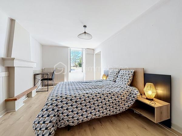 Situé à Bressuire, à seulement 5 minutes à pied de la Coulée Verte, cet ensemble immobilier entièrement rénové offre un cadre idéal pour une maison familiale ou un projet d’activité touristique.

La maison principale se compose d’une entrée donnant sur une agréable pièce de vie, comprenant une cuisine aménagée et équipée ouverte sur le salon, agrémenté d’un insert à bois. Celui-ci donne accès à une salle à manger installée sous une véranda, offrant une belle vue sur le jardin.

La partie nuit comprend quatre chambres, deux salles d’eau et des WC indépendants.

Un logement attenant, bénéficiant d’un accès indépendant, complète cette propriété. Il se compose d’une cuisine ouverte sur le séjour, d’une chambre, d’une salle d’eau avec WC et d’une buanderie. Cet espace peut notamment convenir à un hébergement touristique ou accueillir des proches.

La propriété dispose également de plusieurs dépendances en pierre, implantées sur un terrain paysagé et clôturé, agrémenté d’une piscine couverte.