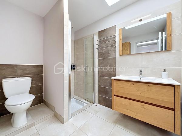 Situé à Bressuire, à seulement 5 minutes à pied de la Coulée Verte, cet ensemble immobilier entièrement rénové offre un cadre idéal pour une maison familiale ou un projet d’activité touristique.

La maison principale se compose d’une entrée donnant sur une agréable pièce de vie, comprenant une cuisine aménagée et équipée ouverte sur le salon, agrémenté d’un insert à bois. Celui-ci donne accès à une salle à manger installée sous une véranda, offrant une belle vue sur le jardin.

La partie nuit comprend quatre chambres, deux salles d’eau et des WC indépendants.

Un logement attenant, bénéficiant d’un accès indépendant, complète cette propriété. Il se compose d’une cuisine ouverte sur le séjour, d’une chambre, d’une salle d’eau avec WC et d’une buanderie. Cet espace peut notamment convenir à un hébergement touristique ou accueillir des proches.

La propriété dispose également de plusieurs dépendances en pierre, implantées sur un terrain paysagé et clôturé, agrémenté d’une piscine couverte.