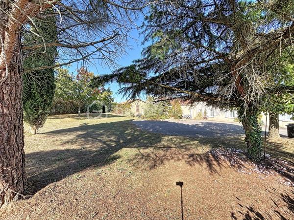 Situé à Bressuire, à seulement 5 minutes à pied de la Coulée Verte, cet ensemble immobilier entièrement rénové offre un cadre idéal pour une maison familiale ou un projet d’activité touristique.

La maison principale se compose d’une entrée donnant sur une agréable pièce de vie, comprenant une cuisine aménagée et équipée ouverte sur le salon, agrémenté d’un insert à bois. Celui-ci donne accès à une salle à manger installée sous une véranda, offrant une belle vue sur le jardin.

La partie nuit comprend quatre chambres, deux salles d’eau et des WC indépendants.

Un logement attenant, bénéficiant d’un accès indépendant, complète cette propriété. Il se compose d’une cuisine ouverte sur le séjour, d’une chambre, d’une salle d’eau avec WC et d’une buanderie. Cet espace peut notamment convenir à un hébergement touristique ou accueillir des proches.

La propriété dispose également de plusieurs dépendances en pierre, implantées sur un terrain paysagé et clôturé, agrémenté d’une piscine couverte.