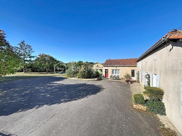 Situé à Bressuire, à seulement 5 minutes à pied de la Coulée Verte, cet ensemble immobilier entièrement rénové offre un cadre idéal pour une maison familiale ou un projet d’activité touristique.

La maison principale se compose d’une entrée donnant sur une agréable pièce de vie, comprenant une cuisine aménagée et équipée ouverte sur le salon, agrémenté d’un insert à bois. Celui-ci donne accès à une salle à manger installée sous une véranda, offrant une belle vue sur le jardin.

La partie nuit comprend quatre chambres, deux salles d’eau et des WC indépendants.

Un logement attenant, bénéficiant d’un accès indépendant, complète cette propriété. Il se compose d’une cuisine ouverte sur le séjour, d’une chambre, d’une salle d’eau avec WC et d’une buanderie. Cet espace peut notamment convenir à un hébergement touristique ou accueillir des proches.

La propriété dispose également de plusieurs dépendances en pierre, implantées sur un terrain paysagé et clôturé, agrémenté d’une piscine couverte.