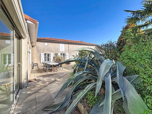 Situé à Bressuire, à seulement 5 minutes à pied de la Coulée Verte, cet ensemble immobilier entièrement rénové offre un cadre idéal pour une maison familiale ou un projet d’activité touristique.

La maison principale se compose d’une entrée donnant sur une agréable pièce de vie, comprenant une cuisine aménagée et équipée ouverte sur le salon, agrémenté d’un insert à bois. Celui-ci donne accès à une salle à manger installée sous une véranda, offrant une belle vue sur le jardin.

La partie nuit comprend quatre chambres, deux salles d’eau et des WC indépendants.

Un logement attenant, bénéficiant d’un accès indépendant, complète cette propriété. Il se compose d’une cuisine ouverte sur le séjour, d’une chambre, d’une salle d’eau avec WC et d’une buanderie. Cet espace peut notamment convenir à un hébergement touristique ou accueillir des proches.

La propriété dispose également de plusieurs dépendances en pierre, implantées sur un terrain paysagé et clôturé, agrémenté d’une piscine couverte.