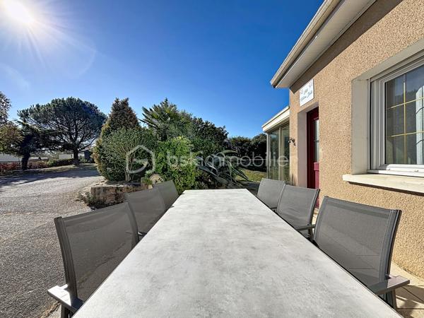 Situé à Bressuire, à seulement 5 minutes à pied de la Coulée Verte, cet ensemble immobilier entièrement rénové offre un cadre idéal pour une maison familiale ou un projet d’activité touristique.

La maison principale se compose d’une entrée donnant sur une agréable pièce de vie, comprenant une cuisine aménagée et équipée ouverte sur le salon, agrémenté d’un insert à bois. Celui-ci donne accès à une salle à manger installée sous une véranda, offrant une belle vue sur le jardin.

La partie nuit comprend quatre chambres, deux salles d’eau et des WC indépendants.

Un logement attenant, bénéficiant d’un accès indépendant, complète cette propriété. Il se compose d’une cuisine ouverte sur le séjour, d’une chambre, d’une salle d’eau avec WC et d’une buanderie. Cet espace peut notamment convenir à un hébergement touristique ou accueillir des proches.

La propriété dispose également de plusieurs dépendances en pierre, implantées sur un terrain paysagé et clôturé, agrémenté d’une piscine couverte.