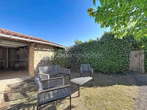 Situé à Bressuire, à seulement 5 minutes à pied de la Coulée Verte, cet ensemble immobilier entièrement rénové offre un cadre idéal pour une maison familiale ou un projet d’activité touristique.

La maison principale se compose d’une entrée donnant sur une agréable pièce de vie, comprenant une cuisine aménagée et équipée ouverte sur le salon, agrémenté d’un insert à bois. Celui-ci donne accès à une salle à manger installée sous une véranda, offrant une belle vue sur le jardin.

La partie nuit comprend quatre chambres, deux salles d’eau et des WC indépendants.

Un logement attenant, bénéficiant d’un accès indépendant, complète cette propriété. Il se compose d’une cuisine ouverte sur le séjour, d’une chambre, d’une salle d’eau avec WC et d’une buanderie. Cet espace peut notamment convenir à un hébergement touristique ou accueillir des proches.

La propriété dispose également de plusieurs dépendances en pierre, implantées sur un terrain paysagé et clôturé, agrémenté d’une piscine couverte.
