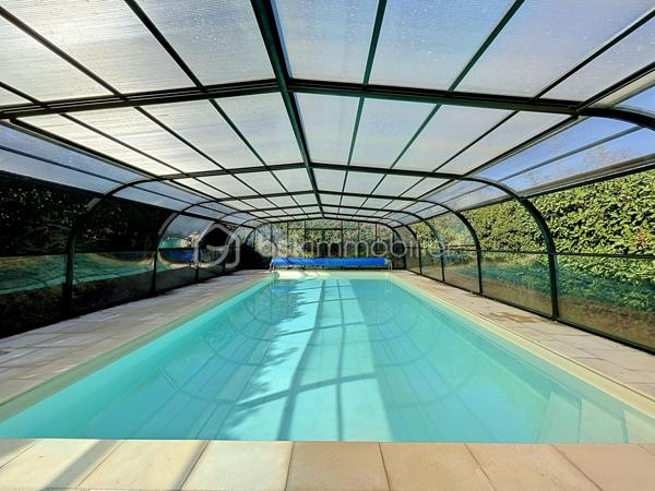 Situé à Bressuire, à seulement 5 minutes à pied de la Coulée Verte, cet ensemble immobilier entièrement rénové offre un cadre idéal pour une maison familiale ou un projet d’activité touristique.

La maison principale se compose d’une entrée donnant sur une agréable pièce de vie, comprenant une cuisine aménagée et équipée ouverte sur le salon, agrémenté d’un insert à bois. Celui-ci donne accès à une salle à manger installée sous une véranda, offrant une belle vue sur le jardin.

La partie nuit comprend quatre chambres, deux salles d’eau et des WC indépendants.

Un logement attenant, bénéficiant d’un accès indépendant, complète cette propriété. Il se compose d’une cuisine ouverte sur le séjour, d’une chambre, d’une salle d’eau avec WC et d’une buanderie. Cet espace peut notamment convenir à un hébergement touristique ou accueillir des proches.

La propriété dispose également de plusieurs dépendances en pierre, implantées sur un terrain paysagé et clôturé, agrémenté d’une piscine couverte.