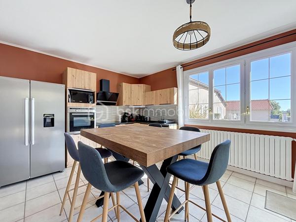 Situé à Bressuire, à seulement 5 minutes à pied de la Coulée Verte, cet ensemble immobilier entièrement rénové offre un cadre idéal pour une maison familiale ou un projet d’activité touristique.

La maison principale se compose d’une entrée donnant sur une agréable pièce de vie, comprenant une cuisine aménagée et équipée ouverte sur le salon, agrémenté d’un insert à bois. Celui-ci donne accès à une salle à manger installée sous une véranda, offrant une belle vue sur le jardin.

La partie nuit comprend quatre chambres, deux salles d’eau et des WC indépendants.

Un logement attenant, bénéficiant d’un accès indépendant, complète cette propriété. Il se compose d’une cuisine ouverte sur le séjour, d’une chambre, d’une salle d’eau avec WC et d’une buanderie. Cet espace peut notamment convenir à un hébergement touristique ou accueillir des proches.

La propriété dispose également de plusieurs dépendances en pierre, implantées sur un terrain paysagé et clôturé, agrémenté d’une piscine couverte.