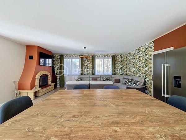 Situé à Bressuire, à seulement 5 minutes à pied de la Coulée Verte, cet ensemble immobilier entièrement rénové offre un cadre idéal pour une maison familiale ou un projet d’activité touristique.

La maison principale se compose d’une entrée donnant sur une agréable pièce de vie, comprenant une cuisine aménagée et équipée ouverte sur le salon, agrémenté d’un insert à bois. Celui-ci donne accès à une salle à manger installée sous une véranda, offrant une belle vue sur le jardin.

La partie nuit comprend quatre chambres, deux salles d’eau et des WC indépendants.

Un logement attenant, bénéficiant d’un accès indépendant, complète cette propriété. Il se compose d’une cuisine ouverte sur le séjour, d’une chambre, d’une salle d’eau avec WC et d’une buanderie. Cet espace peut notamment convenir à un hébergement touristique ou accueillir des proches.

La propriété dispose également de plusieurs dépendances en pierre, implantées sur un terrain paysagé et clôturé, agrémenté d’une piscine couverte.