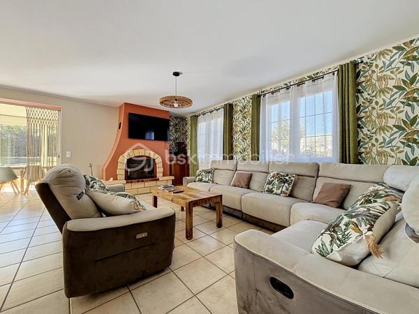 Situé à Bressuire, à seulement 5 minutes à pied de la Coulée Verte, cet ensemble immobilier entièrement rénové offre un cadre idéal pour une maison familiale ou un projet d’activité touristique.

La maison principale se compose d’une entrée donnant sur une agréable pièce de vie, comprenant une cuisine aménagée et équipée ouverte sur le salon, agrémenté d’un insert à bois. Celui-ci donne accès à une salle à manger installée sous une véranda, offrant une belle vue sur le jardin.

La partie nuit comprend quatre chambres, deux salles d’eau et des WC indépendants.

Un logement attenant, bénéficiant d’un accès indépendant, complète cette propriété. Il se compose d’une cuisine ouverte sur le séjour, d’une chambre, d’une salle d’eau avec WC et d’une buanderie. Cet espace peut notamment convenir à un hébergement touristique ou accueillir des proches.

La propriété dispose également de plusieurs dépendances en pierre, implantées sur un terrain paysagé et clôturé, agrémenté d’une piscine couverte.