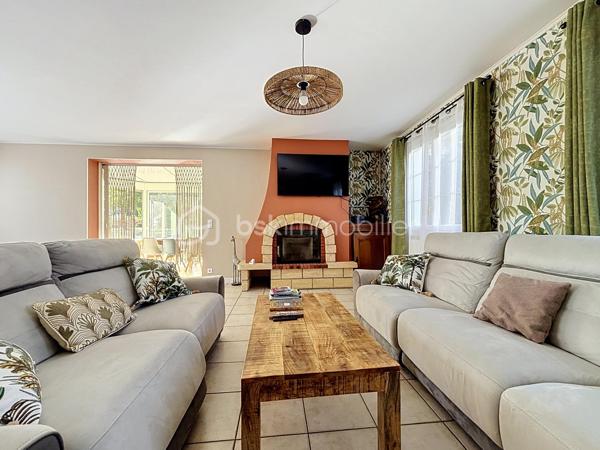 Situé à Bressuire, à seulement 5 minutes à pied de la Coulée Verte, cet ensemble immobilier entièrement rénové offre un cadre idéal pour une maison familiale ou un projet d’activité touristique.

La maison principale se compose d’une entrée donnant sur une agréable pièce de vie, comprenant une cuisine aménagée et équipée ouverte sur le salon, agrémenté d’un insert à bois. Celui-ci donne accès à une salle à manger installée sous une véranda, offrant une belle vue sur le jardin.

La partie nuit comprend quatre chambres, deux salles d’eau et des WC indépendants.

Un logement attenant, bénéficiant d’un accès indépendant, complète cette propriété. Il se compose d’une cuisine ouverte sur le séjour, d’une chambre, d’une salle d’eau avec WC et d’une buanderie. Cet espace peut notamment convenir à un hébergement touristique ou accueillir des proches.

La propriété dispose également de plusieurs dépendances en pierre, implantées sur un terrain paysagé et clôturé, agrémenté d’une piscine couverte.