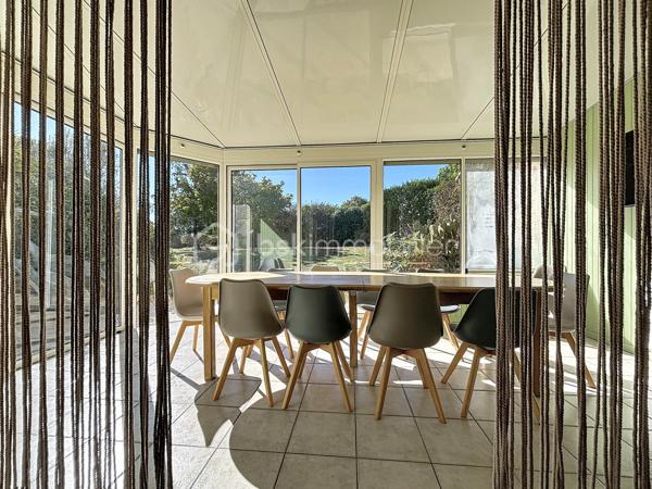 Situé à Bressuire, à seulement 5 minutes à pied de la Coulée Verte, cet ensemble immobilier entièrement rénové offre un cadre idéal pour une maison familiale ou un projet d’activité touristique.

La maison principale se compose d’une entrée donnant sur une agréable pièce de vie, comprenant une cuisine aménagée et équipée ouverte sur le salon, agrémenté d’un insert à bois. Celui-ci donne accès à une salle à manger installée sous une véranda, offrant une belle vue sur le jardin.

La partie nuit comprend quatre chambres, deux salles d’eau et des WC indépendants.

Un logement attenant, bénéficiant d’un accès indépendant, complète cette propriété. Il se compose d’une cuisine ouverte sur le séjour, d’une chambre, d’une salle d’eau avec WC et d’une buanderie. Cet espace peut notamment convenir à un hébergement touristique ou accueillir des proches.

La propriété dispose également de plusieurs dépendances en pierre, implantées sur un terrain paysagé et clôturé, agrémenté d’une piscine couverte.