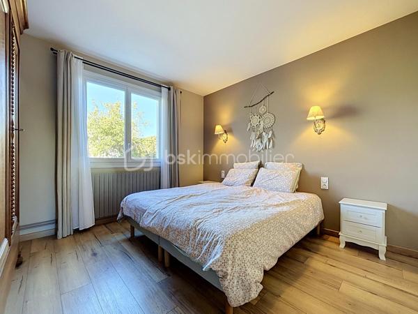 Situé à Bressuire, à seulement 5 minutes à pied de la Coulée Verte, cet ensemble immobilier entièrement rénové offre un cadre idéal pour une maison familiale ou un projet d’activité touristique.

La maison principale se compose d’une entrée donnant sur une agréable pièce de vie, comprenant une cuisine aménagée et équipée ouverte sur le salon, agrémenté d’un insert à bois. Celui-ci donne accès à une salle à manger installée sous une véranda, offrant une belle vue sur le jardin.

La partie nuit comprend quatre chambres, deux salles d’eau et des WC indépendants.

Un logement attenant, bénéficiant d’un accès indépendant, complète cette propriété. Il se compose d’une cuisine ouverte sur le séjour, d’une chambre, d’une salle d’eau avec WC et d’une buanderie. Cet espace peut notamment convenir à un hébergement touristique ou accueillir des proches.

La propriété dispose également de plusieurs dépendances en pierre, implantées sur un terrain paysagé et clôturé, agrémenté d’une piscine couverte.