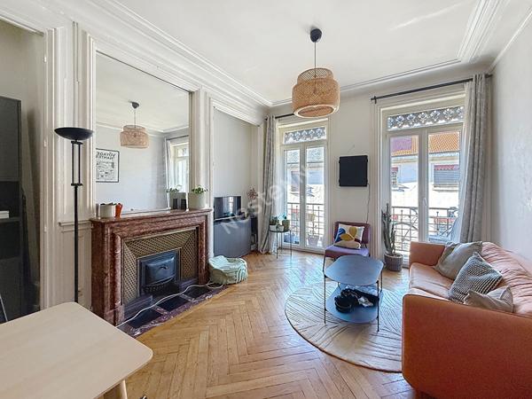 Triangle d Or - T2 Haussmannien - Traversant - Ascenseur -