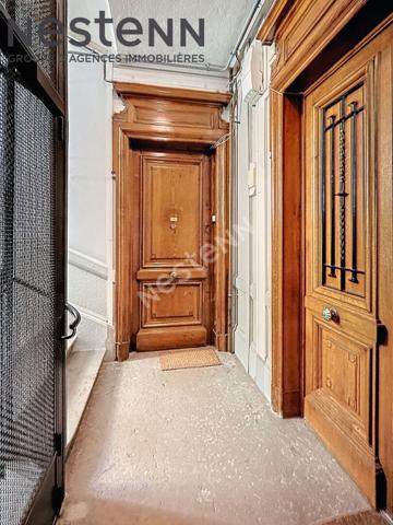 Triangle d Or - T2 Haussmannien - Traversant - Ascenseur -