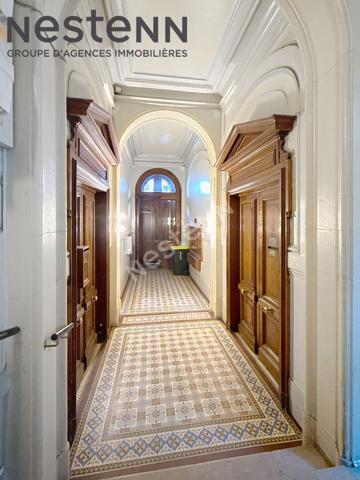 Triangle d Or - T2 Haussmannien - Traversant - Ascenseur -