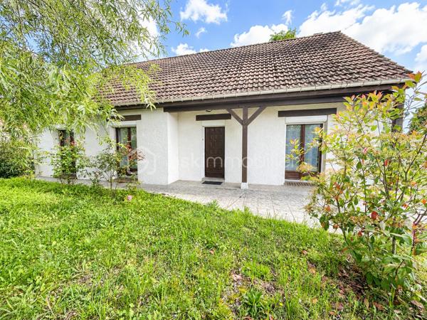 Maison familiale spacieuse – 5 chambres – Un cadre de vie idéal

Découvrez cette belle maison familiale alliant confort, espace et convivialité. Située dans un environnement calme et agréable, elle offre de généreux volumes parfaitement adaptés à la vie de famille.

La maison se compose d’un vaste séjour lumineux, d’une cuisine fonctionnelle, d’une belle véranda apportant luminosité et espace de vie supplémentaire, ainsi que de cinq chambres confortables permettant à chacun de profiter de son espace. Vous apprécierez également les nombreux rangements, les espaces extérieurs agréables ainsi que le fort potentiel qu’offre son grand sous-sol avec cave, idéal pour du stockage, un atelier, une salle de loisirs ou tout autre projet selon vos envies.

Idéale pour une grande famille ou pour ceux qui recherchent espace et tranquillité, cette maison saura vous séduire par son atmosphère chaleureuse et ses prestations.

À visiter sans tarder !