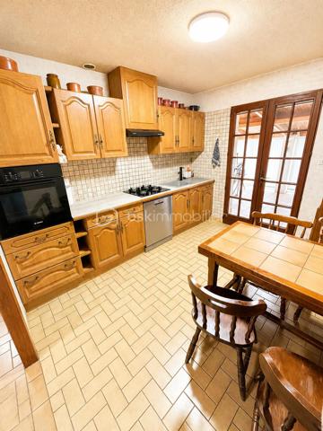 Maison familiale spacieuse – 5 chambres – Un cadre de vie idéal

Découvrez cette belle maison familiale alliant confort, espace et convivialité. Située dans un environnement calme et agréable, elle offre de généreux volumes parfaitement adaptés à la vie de famille.

La maison se compose d’un vaste séjour lumineux, d’une cuisine fonctionnelle, d’une belle véranda apportant luminosité et espace de vie supplémentaire, ainsi que de cinq chambres confortables permettant à chacun de profiter de son espace. Vous apprécierez également les nombreux rangements, les espaces extérieurs agréables ainsi que le fort potentiel qu’offre son grand sous-sol avec cave, idéal pour du stockage, un atelier, une salle de loisirs ou tout autre projet selon vos envies.

Idéale pour une grande famille ou pour ceux qui recherchent espace et tranquillité, cette maison saura vous séduire par son atmosphère chaleureuse et ses prestations.

À visiter sans tarder !