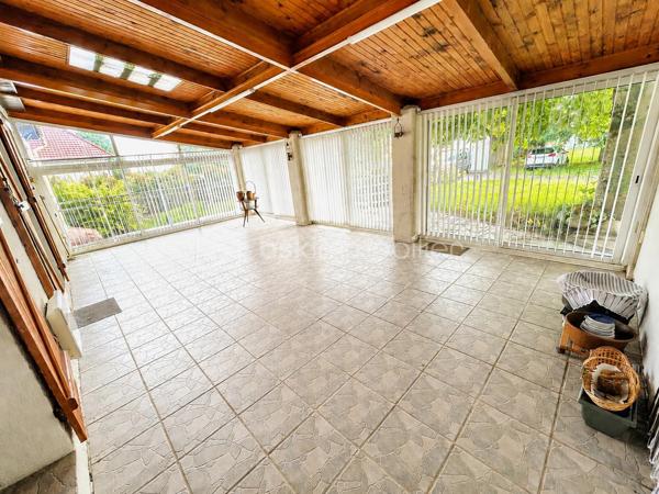 Maison familiale spacieuse – 5 chambres – Un cadre de vie idéal

Découvrez cette belle maison familiale alliant confort, espace et convivialité. Située dans un environnement calme et agréable, elle offre de généreux volumes parfaitement adaptés à la vie de famille.

La maison se compose d’un vaste séjour lumineux, d’une cuisine fonctionnelle, d’une belle véranda apportant luminosité et espace de vie supplémentaire, ainsi que de cinq chambres confortables permettant à chacun de profiter de son espace. Vous apprécierez également les nombreux rangements, les espaces extérieurs agréables ainsi que le fort potentiel qu’offre son grand sous-sol avec cave, idéal pour du stockage, un atelier, une salle de loisirs ou tout autre projet selon vos envies.

Idéale pour une grande famille ou pour ceux qui recherchent espace et tranquillité, cette maison saura vous séduire par son atmosphère chaleureuse et ses prestations.

À visiter sans tarder !